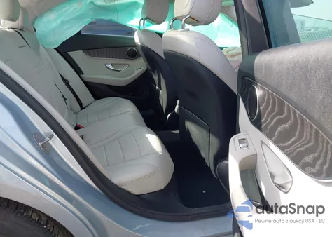 2017 Mercedes-Benz C 300 z USA, uszkodzony, nr VIN 55SWF4JB1HU190421